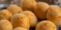 Guia da Cozinha - Pão de queijo vegano: a receita perfeita para acompanhar o cafezinho  Foto: Guia da Cozinha