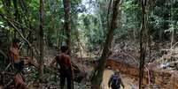 Índios Yanomamis acompanham agentes ambientais durante operação contra garimpo em terra indígena na floresta amazônica em Roraima 17/04/2016   Foto: REUTERS/Bruno Kelly