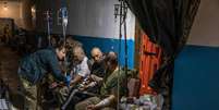 Soldados ucranianos em hospital de campanha na região de Lugansk, no leste da Ucrânia  Foto: EPA / Ansa - Brasil