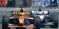 A cena que marcou o GP de Monaco de 2001: Coulthard atrás de Bernoldi  Foto: F1 / Twitter