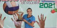 Claudia Moraes após vencer torneio de vôlei  Foto: Arquivo Pessoal