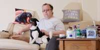 Brian Turner recebe o Crédito Universal (similar ao Bolsa Família/Auxílio Brasil) e vive com seu cão Rocky em um apartamento térreo  Foto: Laurence Cawley/BBC / BBC News Brasil