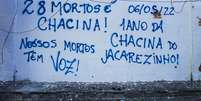 Pixo em muro sobre a operação em Jacarezinho que terminou com 28 mortos, em maio de 2021  Foto: Alexandre Silva / Estadão