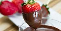 Frutas vermelhas e chocolate amargo pertencem à dieta da longevidade  Foto: Shutterstock / Sport Life