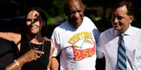Bill Cosby do lado de fora de sua casa em Elkins Park, no Estado norte-americano da Pensilvânia   Foto: Reuters