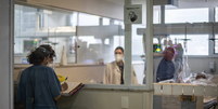 Paciente de covid-19 é tratado no Hospital Emilio Ribas, em São Paulo. Internações por coronavírus na capital aumentaram mais de 250% no último mês  Foto: WERTHER SANTANA/ESTADÃO - 22/12/2020