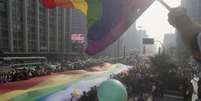 Parada do Orgulho LGBT+ de 1998 ocupa a Avenida Paulista com balões de arco-íris; à época, evento ainda carregava o nome de 'Orgulho Gay'   Foto: MILTON MACHIDA / ESTADÃO