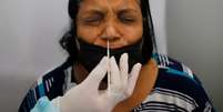 Mulher faz teste de covid-19  Foto: REUTERS/Adriano Machado