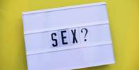 Abajour ilustrado com a pergunta 'Sex?'  Foto: Getty Images / BBC News Brasil