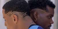 Imagem enquadra dois jovens negros em perfil com desenhos na lateral da cabeça  Foto:  Willyam Nascimento / Alma Preta