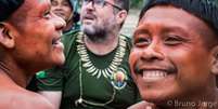 O indigenista Bruno Araújo Pereira (ao centro), servidor da Funai que sumiu enquanto se deslocava de barco  Foto: Divulgação/Funai / BBC News Brasil