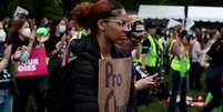 Mulher segura cartaz pró-escolha em protesto  Foto: Getty Images / BBC News Brasil