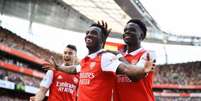 Saka (à dir.) é um dos principais nomes do Arsenal atualmente (Foto: DANIEL LEAL / AFP)  Foto: Lance!