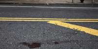 Vestígios de sangue no asfalto  Foto: Reuters