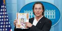 Matthew McConaughey segura desenho de uma das crianças assassinadas no tiroteio em escola de Uvalde   Foto: Reuters