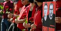 Manifestantes e familiares de Dom Phillips participam de protesto na frente da embaixada brasileira em Londres, cobrando empenho nas buscas pelo jornalista e o indigenista Bruno Pereira, desaparecidos desde domingo, 5.  Foto: Reuters