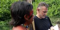 Dom Phillips em conversa com moradores da Amazônia durante uma de suas viagens à Amazônia  Foto: Reuters