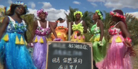 Cena de vídeo em que algumas mulheres dançam com saias coloridas  Foto: BBC News Brasil