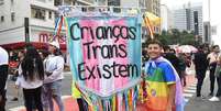 Parada LGBT+ de São Paulo teve bandeira em apoio a crianças trans  Foto: Celso Luix/Código19 / Estadão