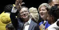 Gustavo Petro foi eleito presidente da Col&ocirc;mbia com 50,50% dos votos no segundo turno  Foto: EPA/Carlos Ortega / BBC News Brasil