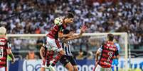 Rodrigo Caio, do Flamengo, durante partida contra o Atlético MG  Foto: Rodney Costa/Zimel Press / Gazeta Press