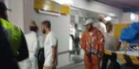 De roupa laranja, Neymar aparece em fotos feitas por funcionários do aeroporto (Foto: Reprodução/Twitter)  Foto: Lance!
