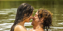 Jove e Juma em cena quente de Pantanal  Foto: Globo