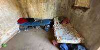Imagem das vítimas encontradas em condições de trabalho escravo. As camas ficavam em prédio em ruínas.  Foto: Imagem: Divulgação/ SRT-MG / Alma Preta