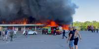 Imagens de agências internacionais mostram o local em chamas e equipes do corpo de bombeiros trabalhando  Foto: Reuters