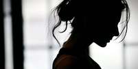 Mulher relata estupro por parceiro sexual enquanto dormia  Foto: Shutterstock / Alto Astral