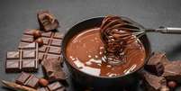 O chocolate fracionado é ótimo para coberturas e casquinhas de bombons – Foto: Guia da Cozinha  Foto: Guia da Cozinha