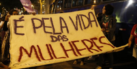 Mulheres levantam cartaz em protesto pela legalização do aborto  Foto: Imagem: Fernando Frazão/Agência Brasil / Alma Preta