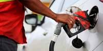 Frentista abastece carro em posto de gasolina de Salvador  Foto: Getty Images / BBC News Brasil