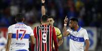 Calleri leva o cartão vermelho no duelo contra a Católica, na última quinta (Foto: JAVIER TORRES / AFP)  Foto: Lance!