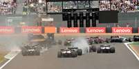 A largada em Silverstone foi marcada pelo acidente forte de Guanyu Zhou   Foto: AFP / Grande Prêmio