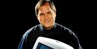 Em 1998, Steve Jobs introduziu o primeiro iMac; no ano seguinte, o CEO da Apple tentou transformá-lo em um PSOne alternativo   Foto: Reprodução/Newsweek / Meio Bit