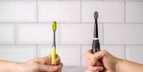 Escova de dente elétrica e manual  Foto: Getty Images / BBC News Brasil
