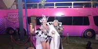 Em um ônibus cor-de-rosa, Xuxa e Ikaro Kadoshi embarcam em busca da drag suprema do Brasil  Foto: Blad Meneghel