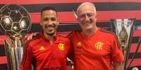 Cleber Reis, o Clebinho, ao lado do técnico Dorival Júnior, do Flamengo (Foto: Reprodução/Instagram)  Foto: Lance!