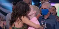 Vitória Strada beijou a namorada ao vivo no 'Domingão com Huck'  Foto: Reprodução/TV Globo