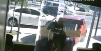 Carro desgovernado invade loja e atinge homem no RJ  Foto: Reprodução / @sbtrio/Twitter