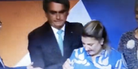 Jair Bolsonaro interrompe assinatura de nova presidente da Caixa para que ela use caneta Bic  Foto: Reprodução / @AnaCrisBarros/Twitter