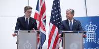 O diretor do serviço britânico de inteligência MI5, Ken McCallum (à esquerda) e o diretor do FBI, Christopher Wray (à direita), fizeram uma declaração conjunta em Londres  Foto: UK pool via ITN / BBC News Brasil