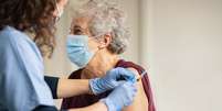 Estudo revela que vacina contra a Influenza reduz chances de Alzheimer  Foto: Shutterstock / Saúde em Dia