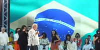 Bomba com fezes foi lançada em evento com Lula no Rio  Foto: Reprodução/Twitter/Lula