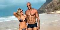 Lore Improta assume que diminuiu volume de marido Léo Santana em foto de sunga  Foto: Reprodução/Instagram