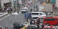 Equipes de emergência na praça da estação Kintetsu Yamato-Saidaiji após o ataque a Abe  Foto: Getty Images / BBC News Brasil