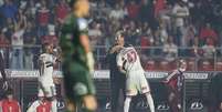 Rogério Ceni abraça o jovem Rodriguinho após primeiro gol em primeiro jogo da joia (Foto: Rubens Chiri/São Paulo)  Foto: Lance!