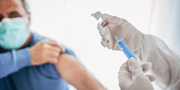 Doses de reforço da vacina são fundamentais para ampliar a proteção contra as formas mais graves de covid  Foto: Getty Images / BBC News Brasil