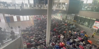 Um "mar de malas" se acumulou no aeroporto londrino  Foto: Reprodução/ NBC News